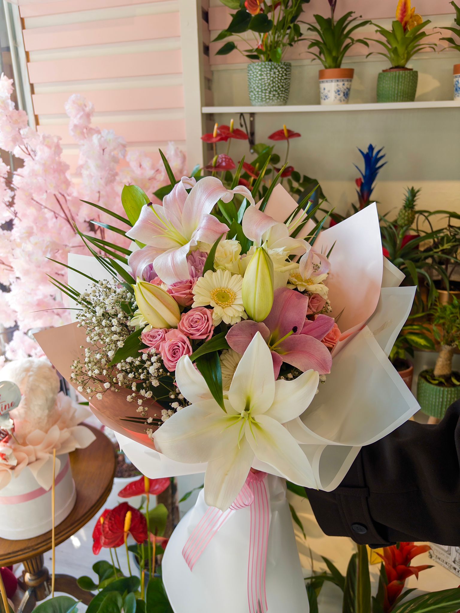 Beyaz Lilyumlu Karışık Buket