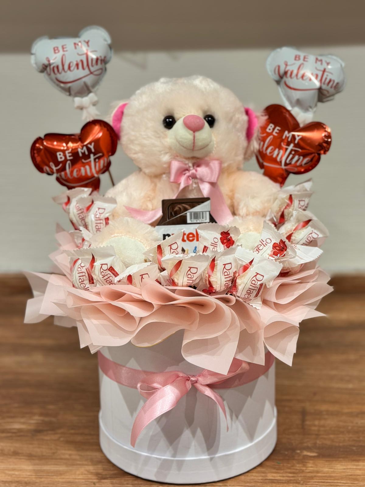 Kutuda ayıcık ve çikolata aranjmanı