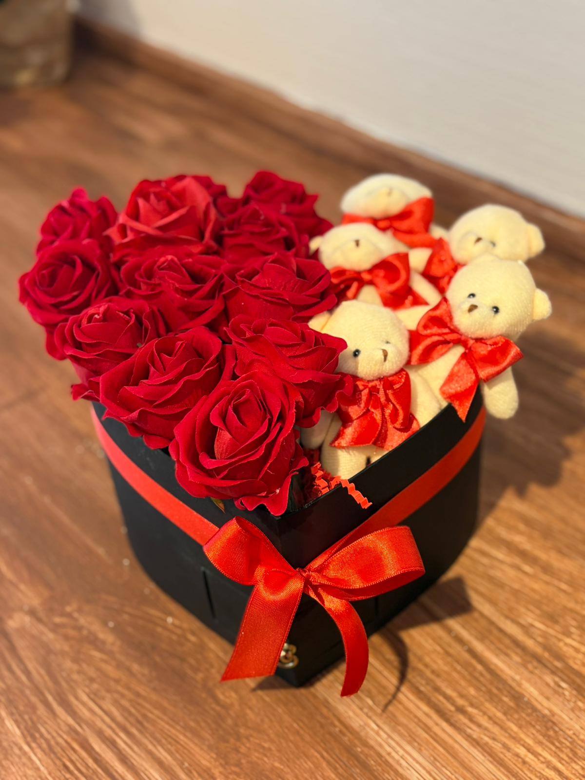 Kutuda Kırmızı Gül ve Ayıcık