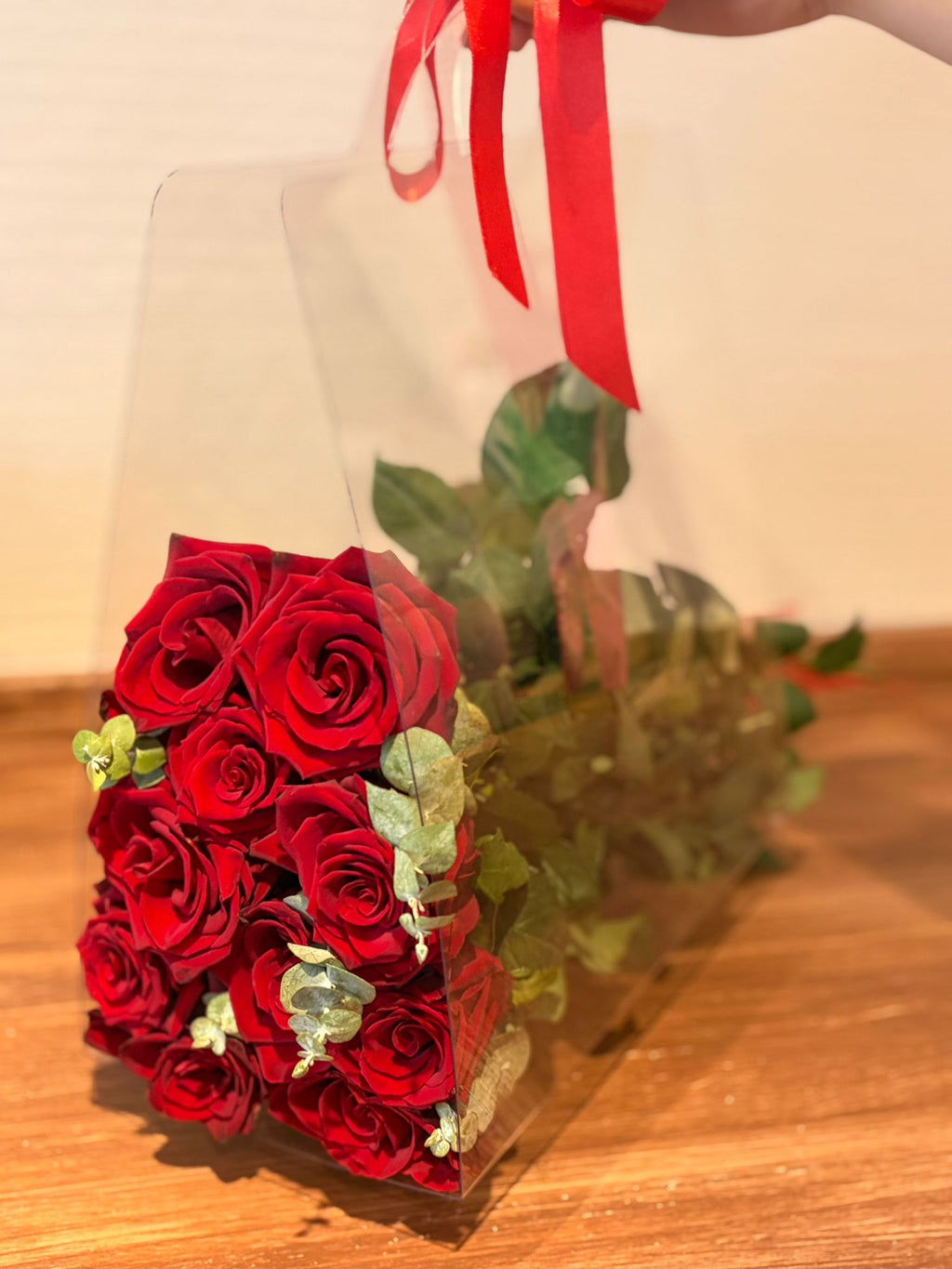 Şeffaf Çantada Kırmızı Gül Buketi