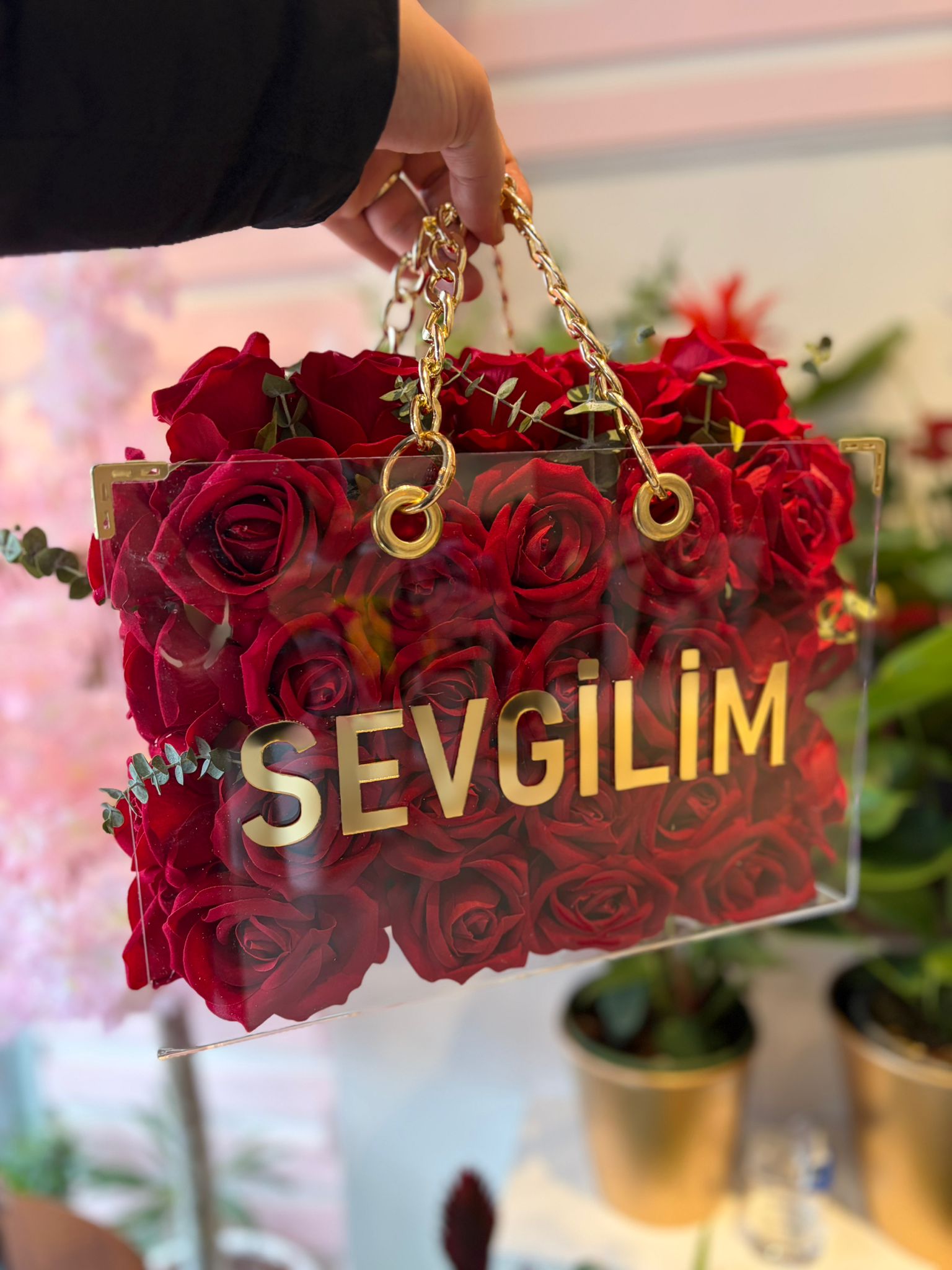 Pleksi çantada kırmızı gül