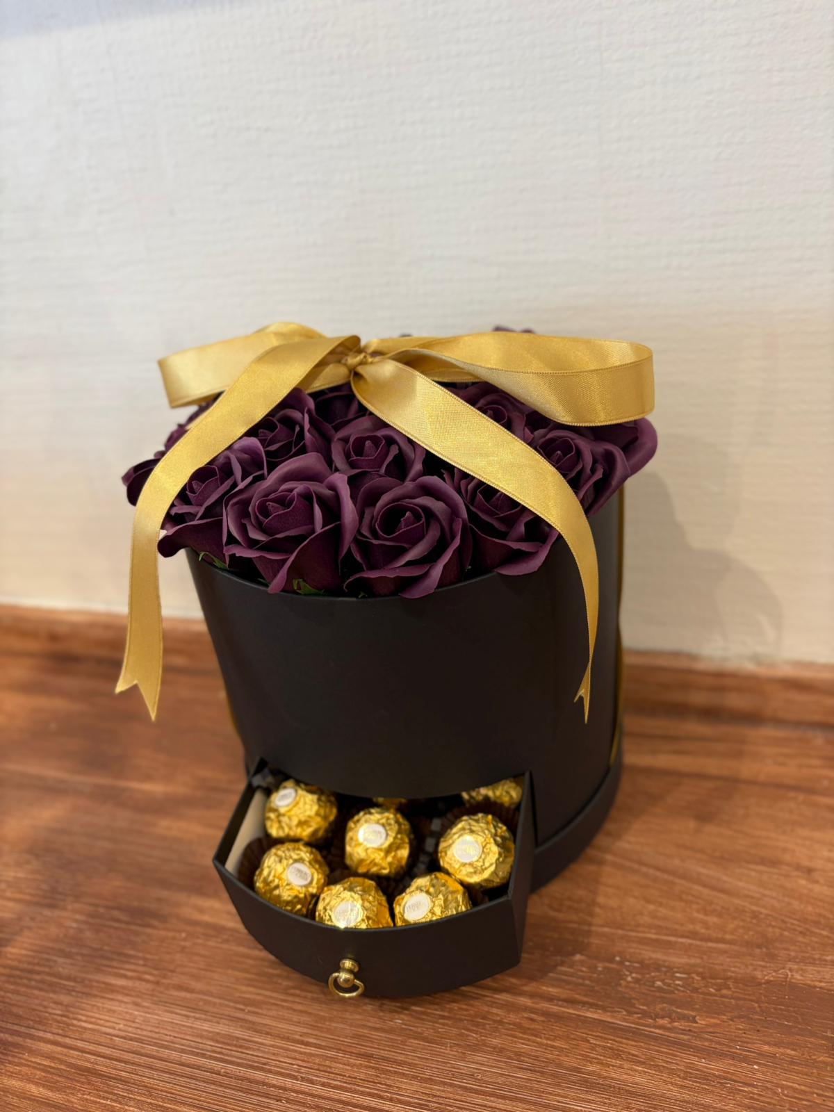 Çekmeceli siyah kutuda mor solmayan gül ve Ferrero çikolata